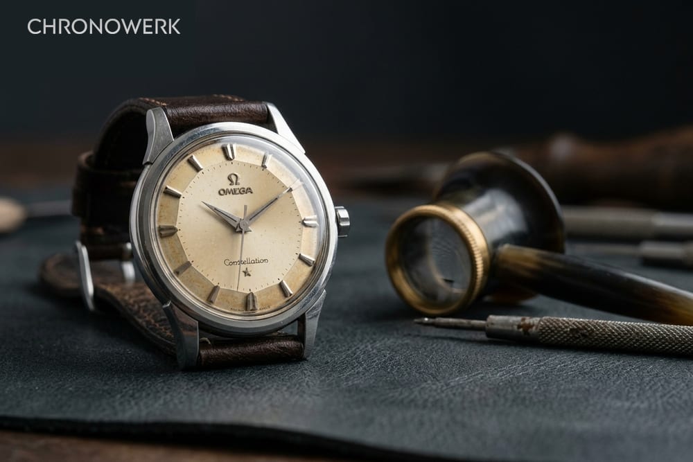 Makro-Detail cremegelber Tritium-Lume auf bronze-getropikalisiertem Vintage-Zifferblatt — Header zum Patina-Werttreiber-Artikel