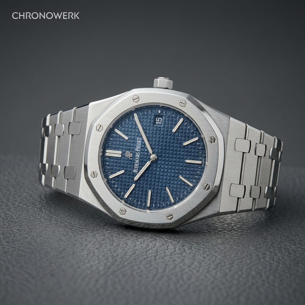 Audemars Piguet Royal Oak Jumbo 15202ST in Edelstahl mit blauem Petite-Tapisserie-Zifferblatt auf Anthrazit-Bühne — Modell-Vorstellung CHRONOWERK Blog