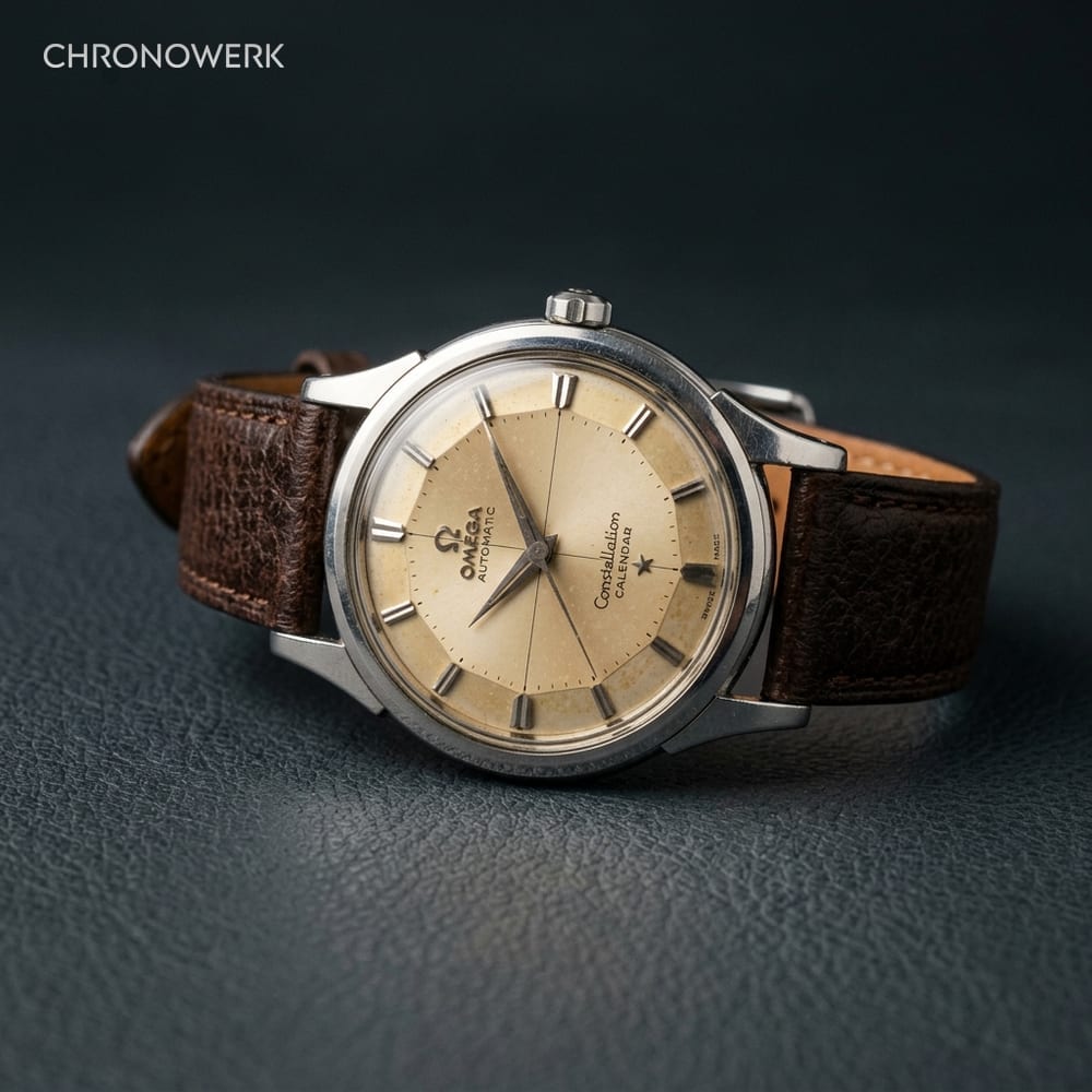 Vintage-Sportuhr mit Tropical-Dial und cremegelber Tritium-Patina auf Anthrazit-Lederbühne — Symbolbild Patina-Werttreiber